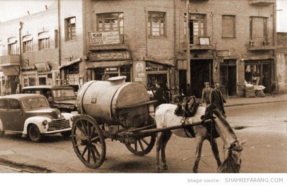 عامل پخش آب در لاله زار، ۱۳۳۰ (۱۹۵۲ میلادی) خیابان لاله زار، ۱۳۳۰ شمسی، ۱۹۵۲ میلادی
