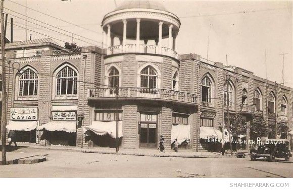 تقاطع لاله زار و خیابان استانبول، کافه پارس، دهه ی ۱۳۱۰ ( دهه ی ۱۹۳۰ میلادی) تقاطع لاله زار و خیابان استانبول، کافه پارس، دهه ی ۱۳۱۰ ( دهه ی ۱۹۳۰ میلادی)