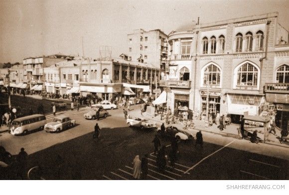 تقاطع لاله زار و خیابان استانبول، روبروی کافه پارس و هتل لاله زار، اواخر دهه ی ۱۳۳۰ ( دهه ی ۱۹۵۰ میلادی) دهه ی ۱۳۳۰ شمسی ،تقاطع لاله زار و خیابان استانبول