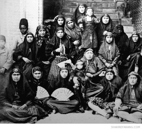 حرمسرای قاجاری با برده ای در پسزمینه Qajar harem with a slave in the back row