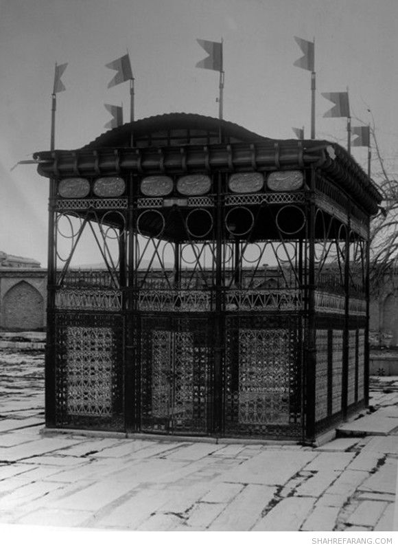 چارچوب آهنین شعاع السلطنه بر مقبره ی حافظ چارچوب آهنین شعاع السلطنه بر مقبره ی حافظ