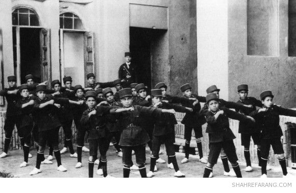 شاگردان مدرسه ابتدایی در حال ورزش با کلاه پهلوی و گیوه