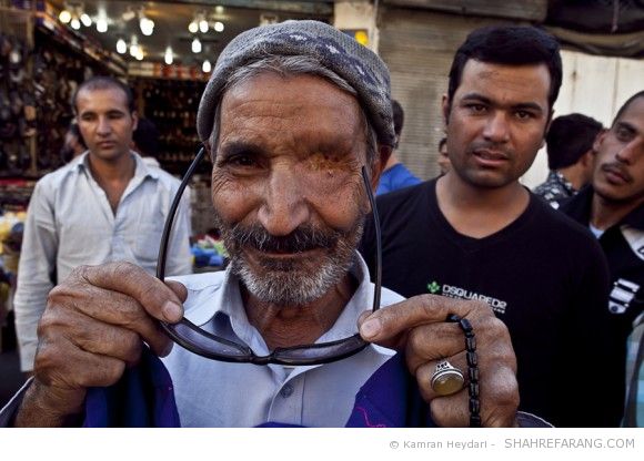 عصر جمعه، دروازه اصفهان، بازار خرده فروشان. شیراز، شهریور ۱۳۹۲ شمسی دروازه اصفهان، بازار خرده فروشان، شهریور ۱۳۹۲