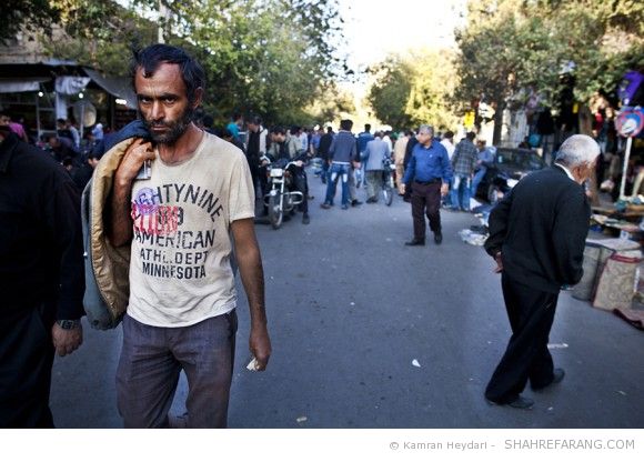 عصر جمعه، دروازه اصفهان، بازار خرده فروشان. شیراز، شهریور ۱۳۹۲ شمسی دروازه اصفهان، بازار خرده فروشان، شهریور ۱۳۹۲