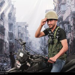 مدافعان حرم در مقابل ویرانه های سوریه